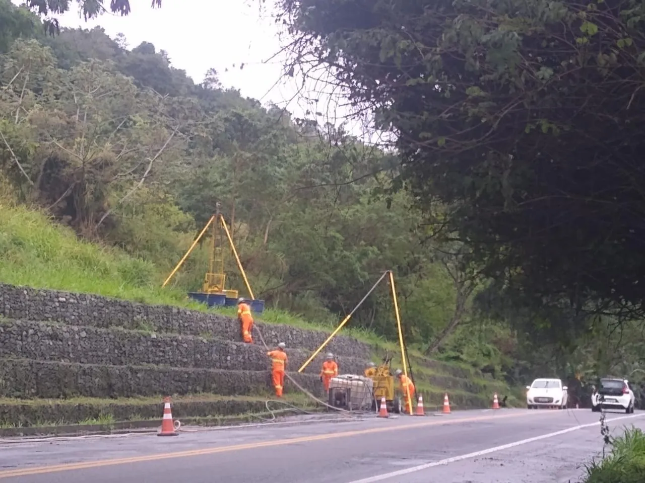 Equipes de sondagem SPT trabalhando à beira de uma rodovia