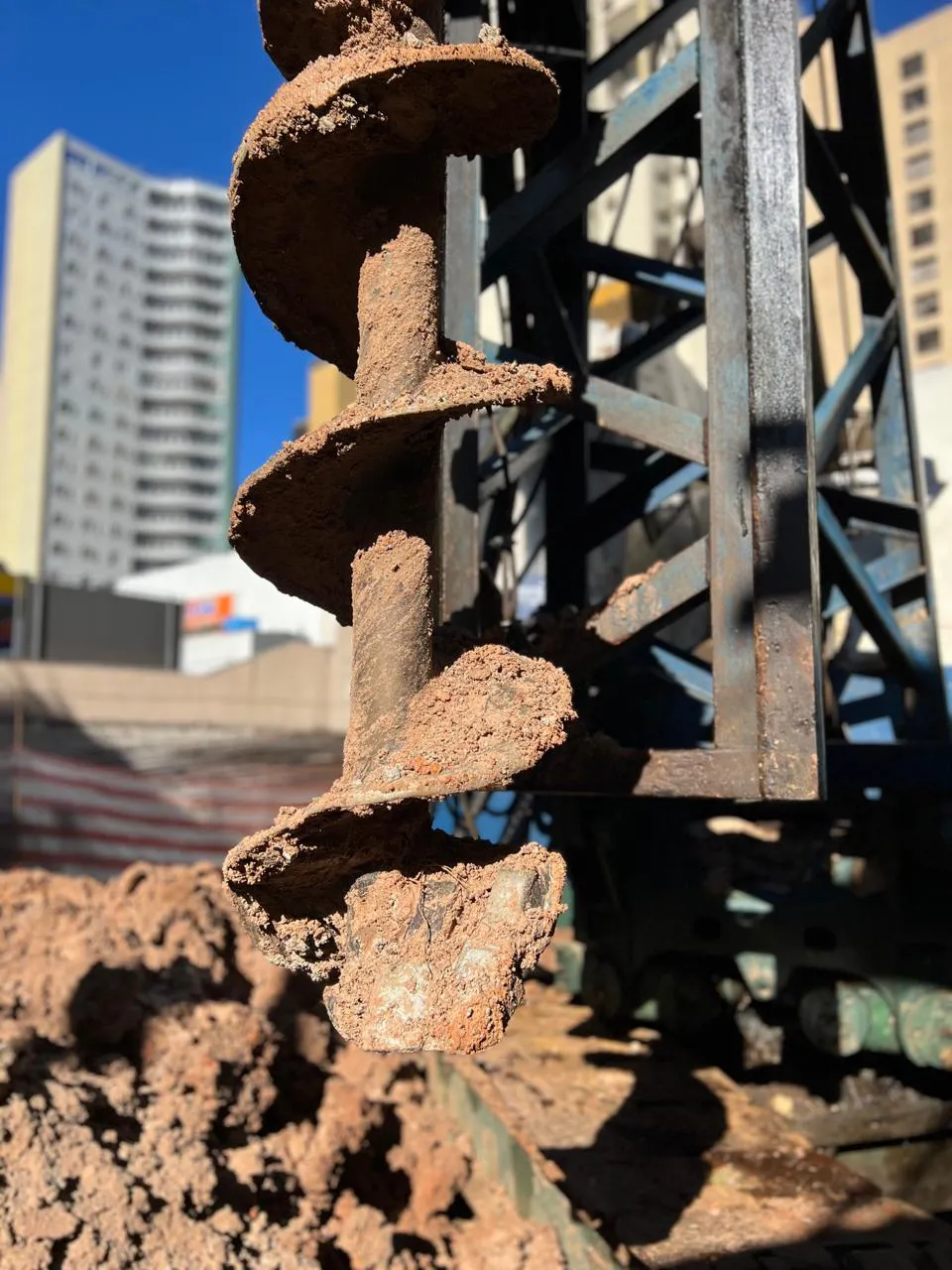 Trado helicoidal com solo em obra urbana